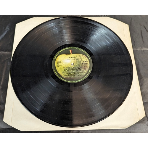 762 - The Beatles White Album 1968 - Side loading cover, Apple Records - Embossed 'Beatles'. Vinyl in very... 