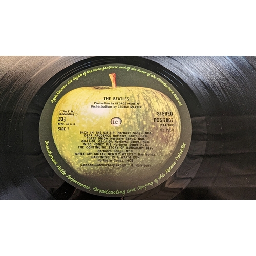 762 - The Beatles White Album 1968 - Side loading cover, Apple Records - Embossed 'Beatles'. Vinyl in very... 