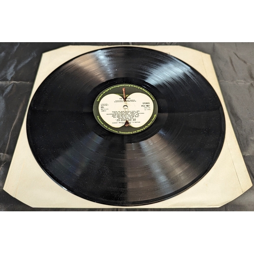 762 - The Beatles White Album 1968 - Side loading cover, Apple Records - Embossed 'Beatles'. Vinyl in very... 