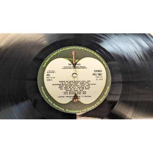 762 - The Beatles White Album 1968 - Side loading cover, Apple Records - Embossed 'Beatles'. Vinyl in very... 