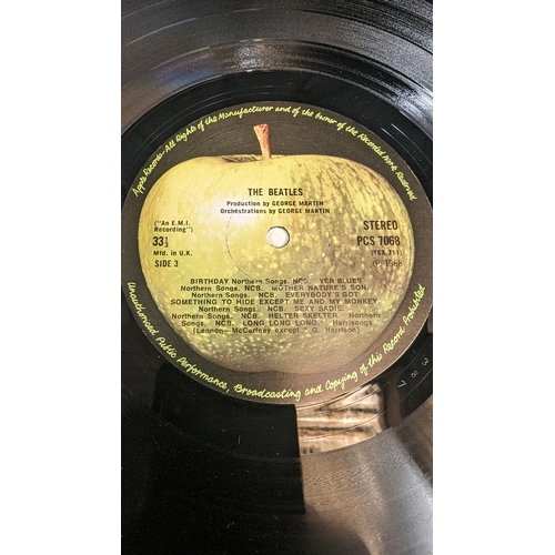 762 - The Beatles White Album 1968 - Side loading cover, Apple Records - Embossed 'Beatles'. Vinyl in very... 