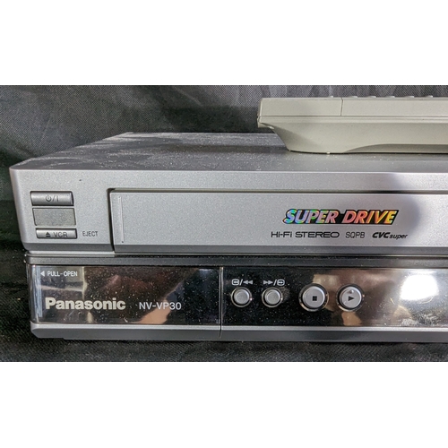 883 - Panasonic NV-VP30 DVD/VHS with remote