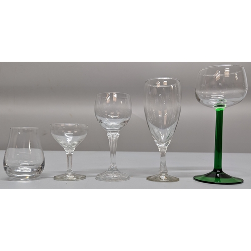 910 - Large collection of mixed glasses