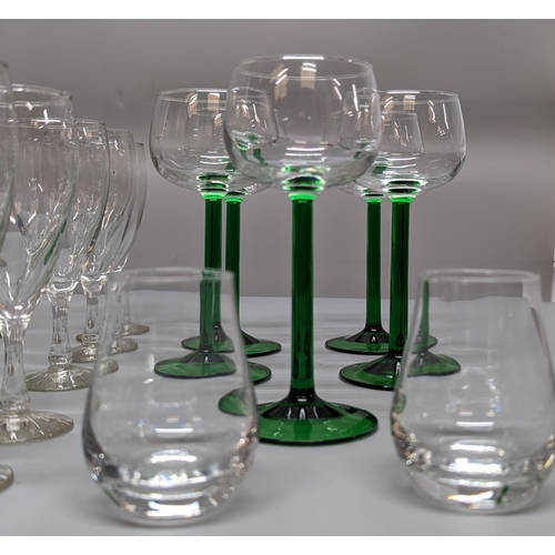 910 - Large collection of mixed glasses