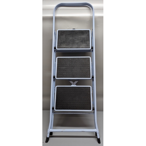 978 - A 3 step step ladder