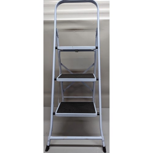 978 - A 3 step step ladder