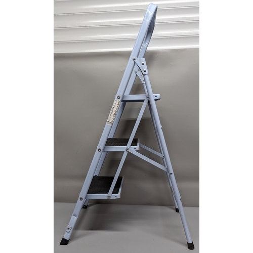 978 - A 3 step step ladder