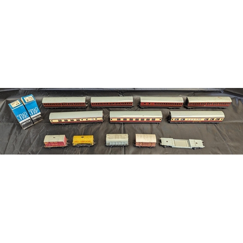 629 - An Assortment of Hornby Dublo 00 Gauge Coaches and Rolling Stock etc.