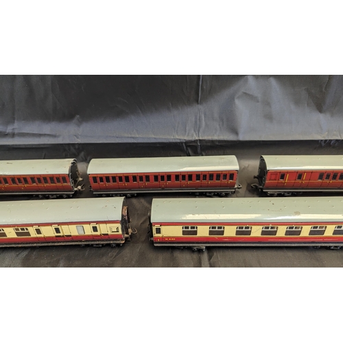 629 - An Assortment of Hornby Dublo 00 Gauge Coaches and Rolling Stock etc.