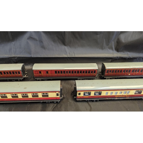 629 - An Assortment of Hornby Dublo 00 Gauge Coaches and Rolling Stock etc.