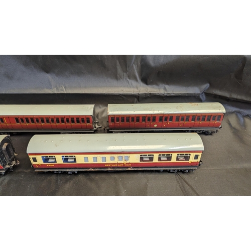 629 - An Assortment of Hornby Dublo 00 Gauge Coaches and Rolling Stock etc.