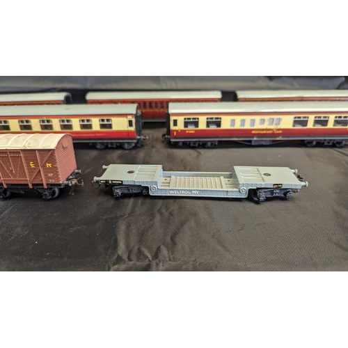 629 - An Assortment of Hornby Dublo 00 Gauge Coaches and Rolling Stock etc.