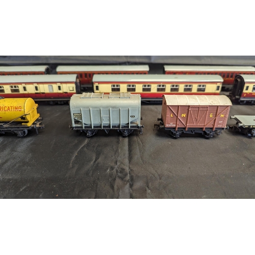 629 - An Assortment of Hornby Dublo 00 Gauge Coaches and Rolling Stock etc.