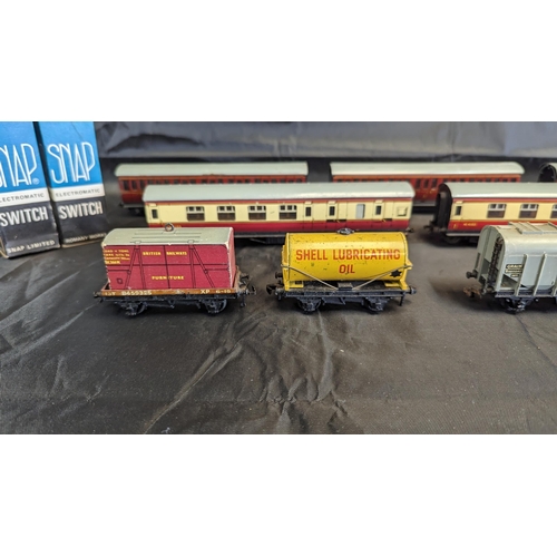 629 - An Assortment of Hornby Dublo 00 Gauge Coaches and Rolling Stock etc.