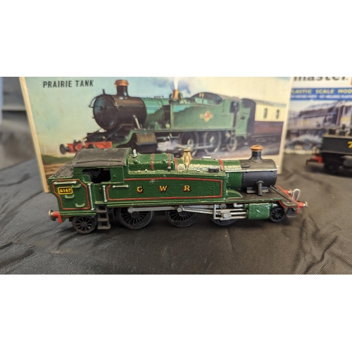 632 - A Rosebud Kitmaster 00/HO Gauge Beyer Garratt Plastic Model, Airfix Prairie Tank and Blue English El... 