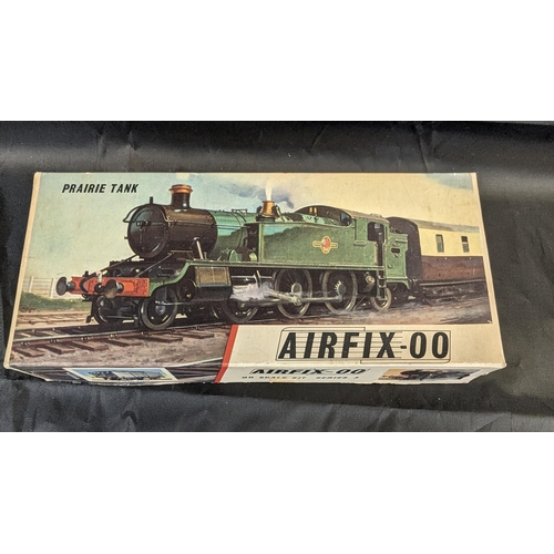 632 - A Rosebud Kitmaster 00/HO Gauge Beyer Garratt Plastic Model, Airfix Prairie Tank and Blue English El... 