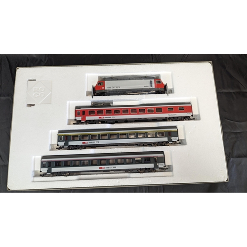 633 - A ROCO 41061 SBB / CFF / FFS Swiss Federal Railways Passenger train pack featuring BO-BO red and gre... 