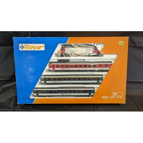 633 - A ROCO 41061 SBB / CFF / FFS Swiss Federal Railways Passenger train pack featuring BO-BO red and gre... 