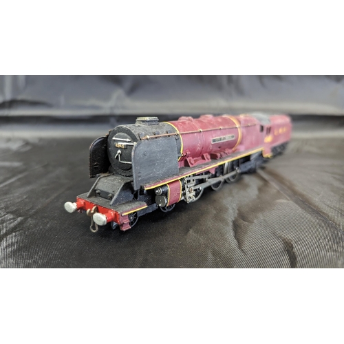 638 - A Hornby Dublo 2226 'City of London' 00 Locomotive and tender with instructions