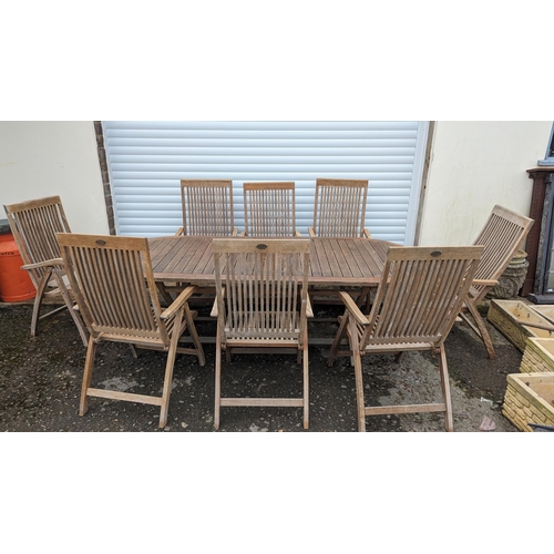 930 - Large folding Teak garden table and 8 folding Teak chairs made by Pagoda