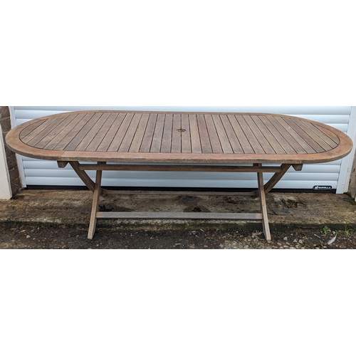 930 - Large folding Teak garden table and 8 folding Teak chairs made by Pagoda