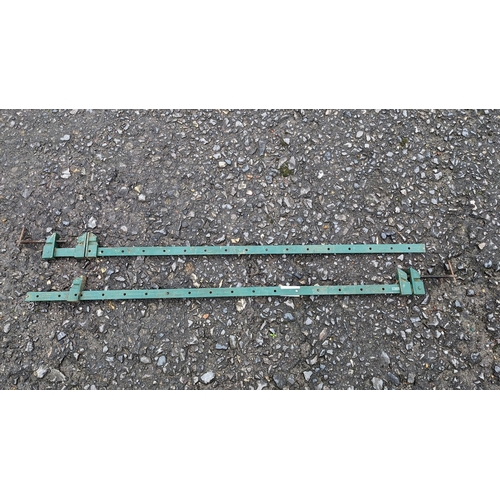 1017 - A pair of green sash clamps made by Axmins - 140cm long