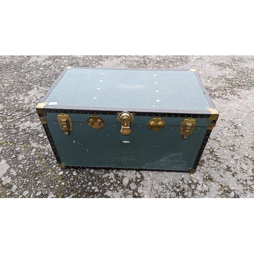 1060 - Green trunk with metal banding and brass fittings - 50 x 92 x 53cm