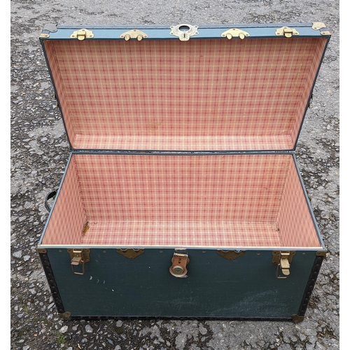 1060 - Green trunk with metal banding and brass fittings - 50 x 92 x 53cm