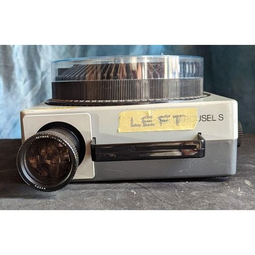 1092 - Kodak slide projector in black case