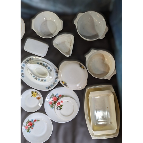 577 - Large crate of mixed Pyrex cook and tableware