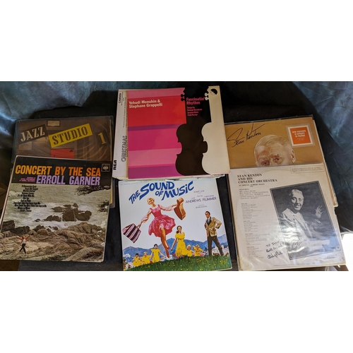 769 - Quantity of mixed Easy listening LPs and singles