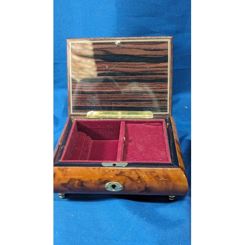 365 - 2 Vintage inlaid italian jewellery boxes, Plays Isle of Capri
Mandolin box 15 x 10cm approximately
V... 