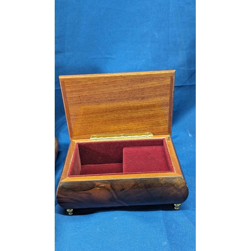 365 - 2 Vintage inlaid italian jewellery boxes, Plays Isle of Capri
Mandolin box 15 x 10cm approximately
V... 