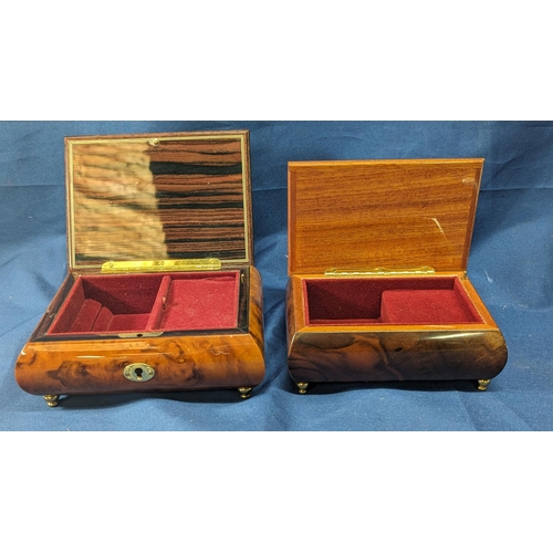 365 - 2 Vintage inlaid italian jewellery boxes, Plays Isle of Capri
Mandolin box 15 x 10cm approximately
V... 