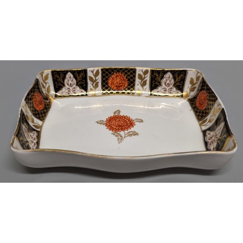 87 - Imari saucer, 2 shallow dishes, Abbydale Coal Port and Royal Worcester Stem vase.