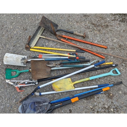 1166 - A Selection of Garden Tools