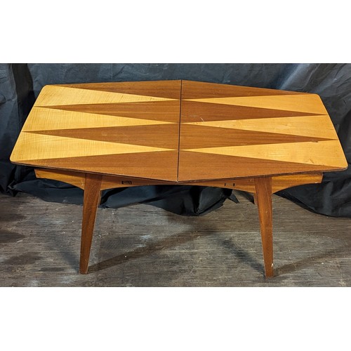 534 - Mid-Century coffee table with patterned top - 51 x 91 x 51cm