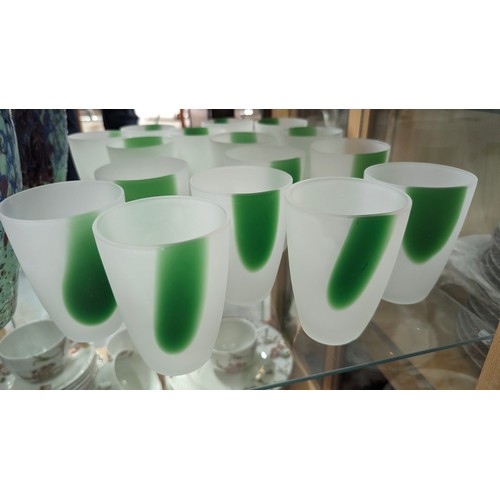 652 - A set of 8 vintage frosted with splash water glasses - 12cm tall and 8cm diameter.   From the countr... 