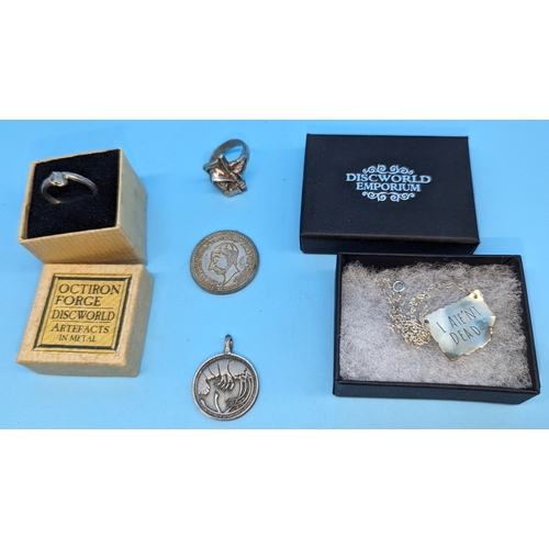 181 - An assortment of Terry Pratchett Discworld Jewellery and coins:- Octicron Forge Ring, 'I Ate'nt Dead... 