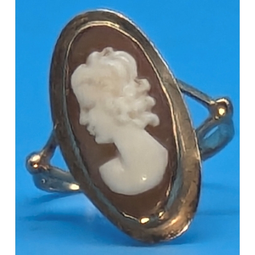 221 - A 10ct Gold Shell Cameo ring - Size I/J