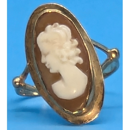 221 - A 10ct Gold Shell Cameo ring - Size I/J