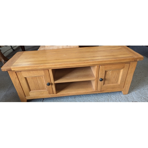 395 - An Oak Tv stand - 134 x 44 x 50cm