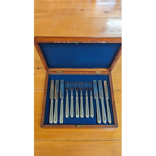 513C - A Cased Set of Cutlery