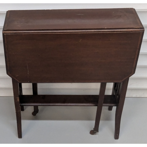 710 - Small Gate leg table - 62 x 66 w (open) 18 (closed) x 53cm