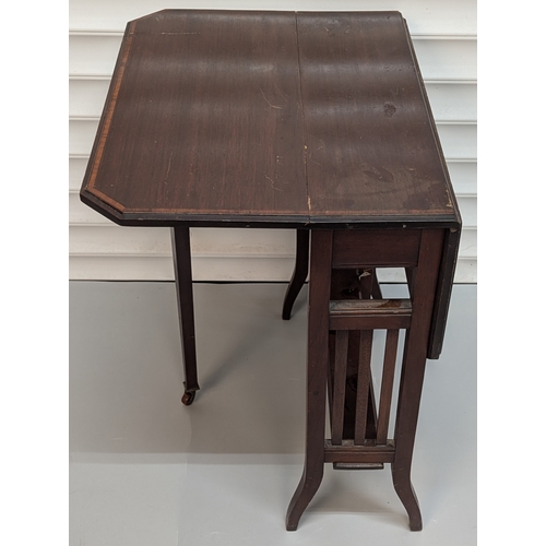 710 - Small Gate leg table - 62 x 66 w (open) 18 (closed) x 53cm