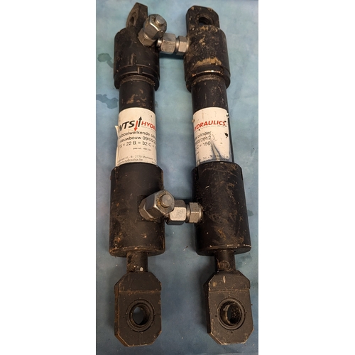 1775 - A Pair Of Hydraulic Rams