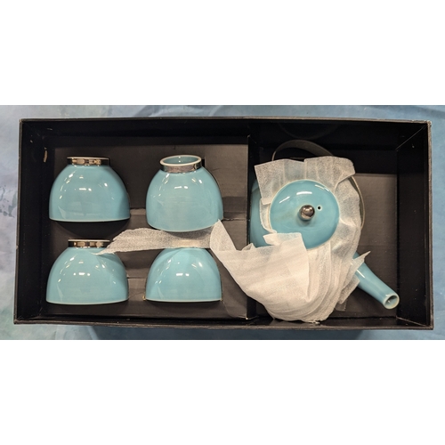 1801 - Boxed Oriental Berry Collection Tea Set