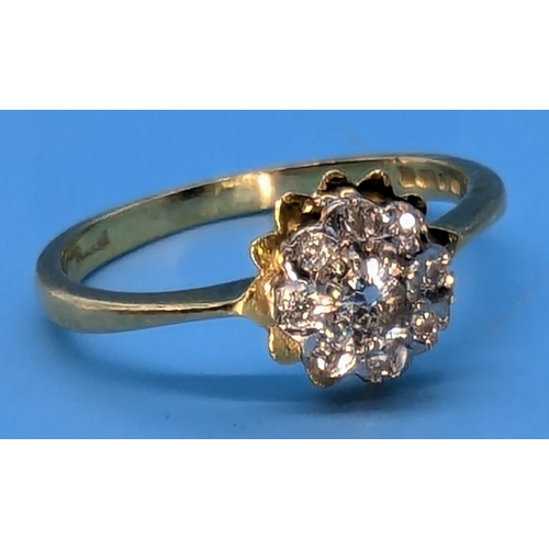 230 - An 18ct Yellow Gold And Diamond Daisy Ring - Size K - 2.6gms