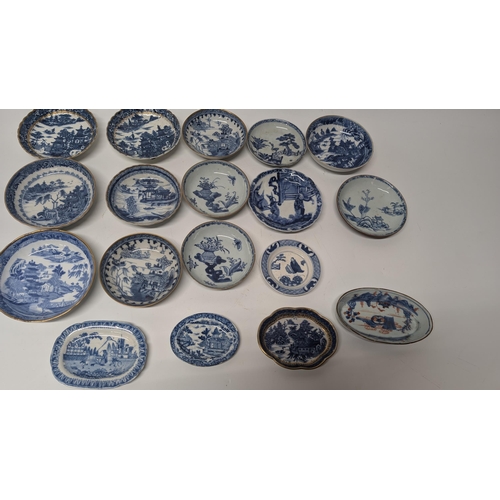 160 - A Quantity of Chinese and Japanese Exportware inc. 17th and 18th Century Small Dishes, some with Gol... 