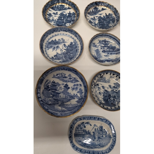 160 - A Quantity of Chinese and Japanese Exportware inc. 17th and 18th Century Small Dishes, some with Gol... 